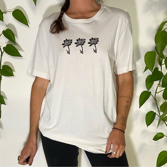 🌹 SOLD 🌹 Cosmos 🌿 printed Bella + Canvas t-shirt - Picture 3 of 8